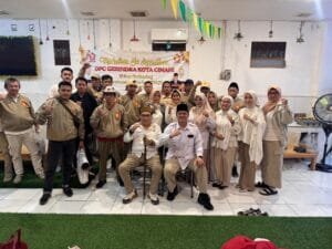 Kader Gerindra Cimahi membagikan takjil kepada masyarakat pada Ramadan