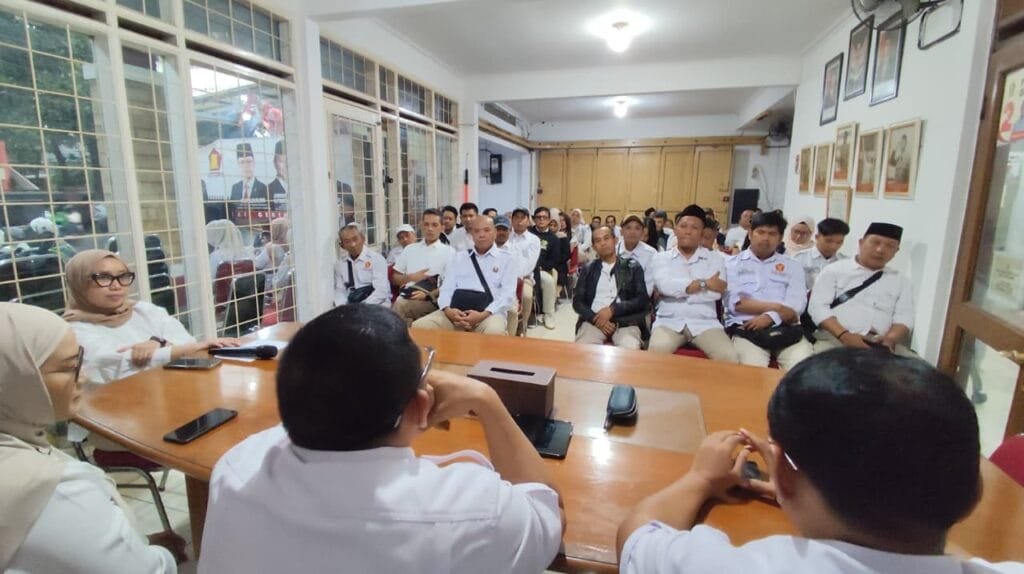 Pengurus PAC Gerindra Kota Bandung dalam kegiatan silaturahmi