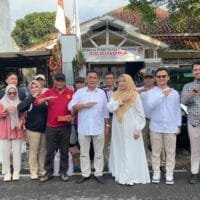 Kader Gerindra Kuningan Turun ke Jalan Bagikan Takjil Ramadhan