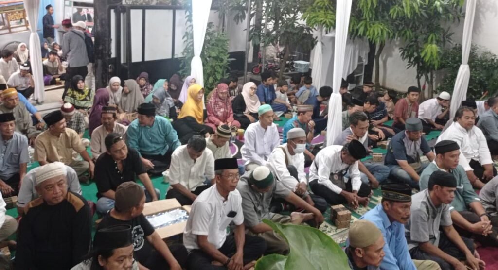 Warga, tokoh masyarakat, dan kader Gerindra menghadiri kegiatan silaturahmi H. Turiman di Sukmajaya Depok