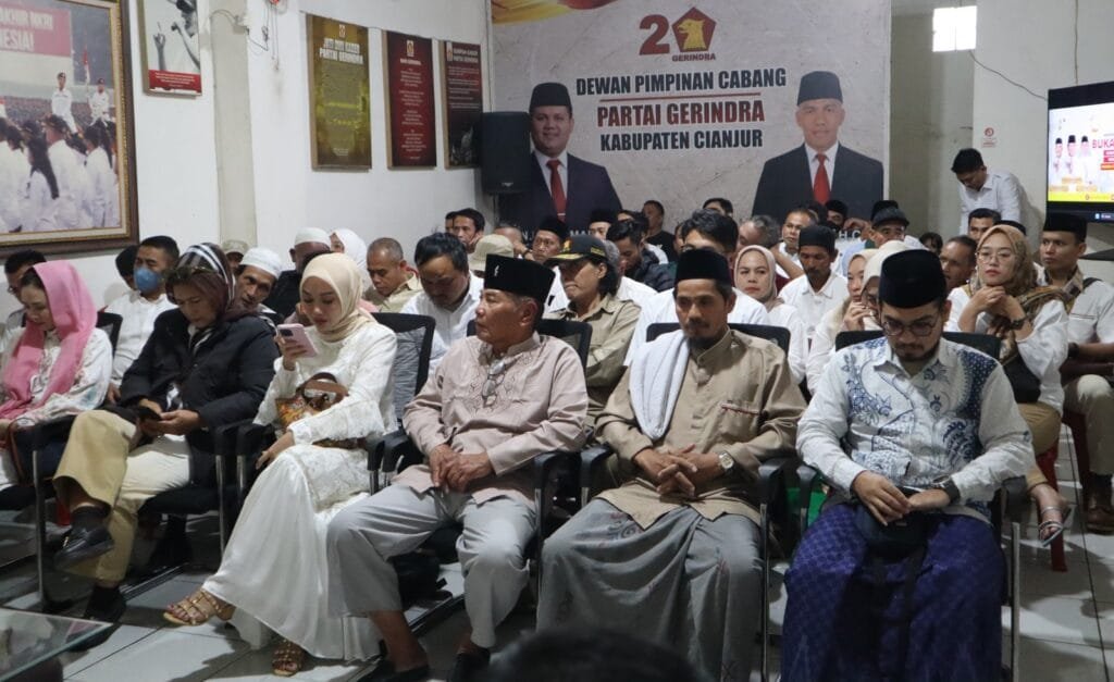 Kader DPC Gerindra Cianjur dalam kegiatan berbagi Ramadan