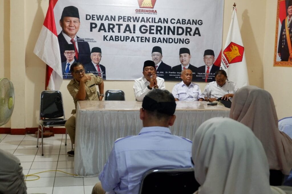 Ketua DPC Gerindra Kabupaten Bandung sekaligus anggota DPRD Yayat Hidayat saat kegiatan berbagi takjil