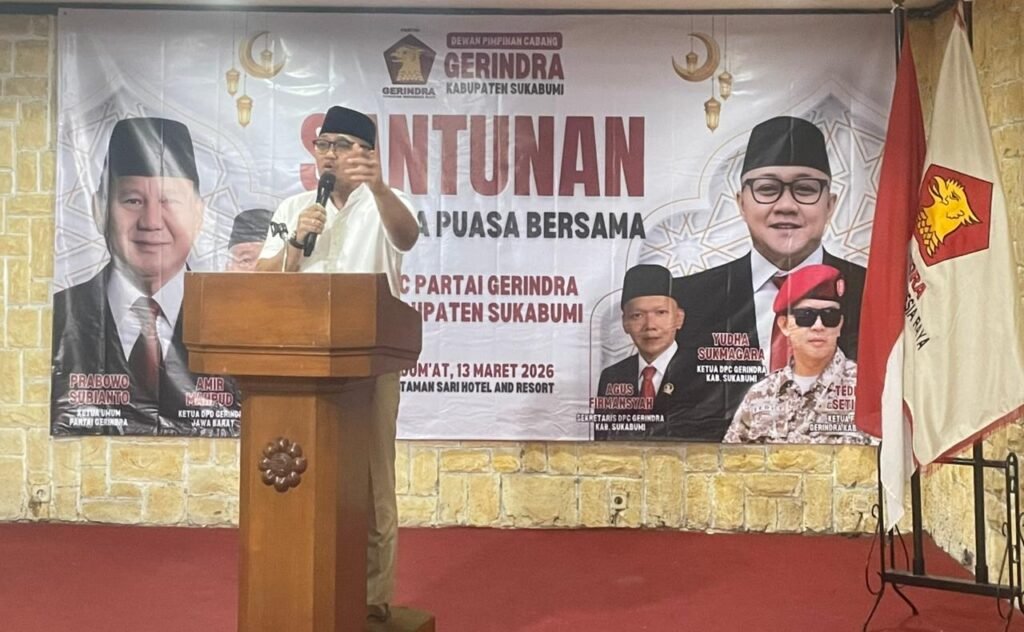 Ketua DPC Gerindra Sukabumi Yudha Sukmagara dalam kegiatan santunan anak yatim