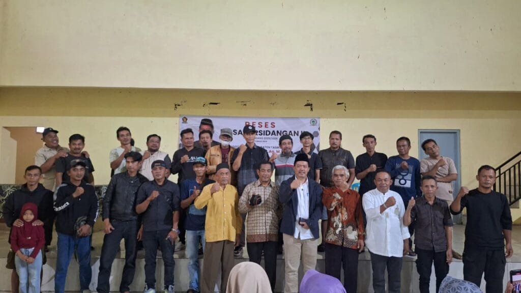 Usman Kusmana berdialog dengan kepala desa Karangresik dalam kegiatan reses masa sidang II