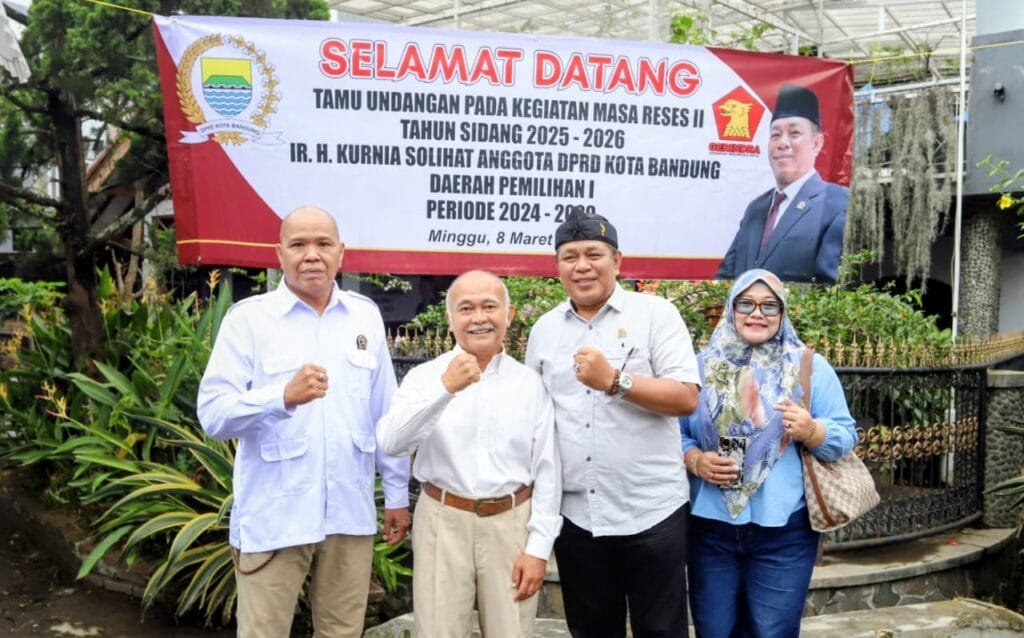 Ketua PAC Cibeunying Kaler dan Warga Kelurahan Sukaluyu mengikuti kegiatan reses DPRD Kota Bandung yang dihadiri Kurnia Solihat