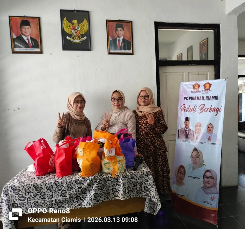 Ketua PC PIRA Ciamis Hj Ade Sumiarsih bersama anggota saat kegiatan berbagi takjil