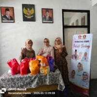 Ketua PC PIRA Ciamis Hj Ade Sumiarsih bersama anggota saat kegiatan berbagi takjil