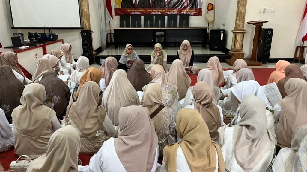 Para lansia menerima bantuan sembako dalam kegiatan sosial PIRA Majalengka