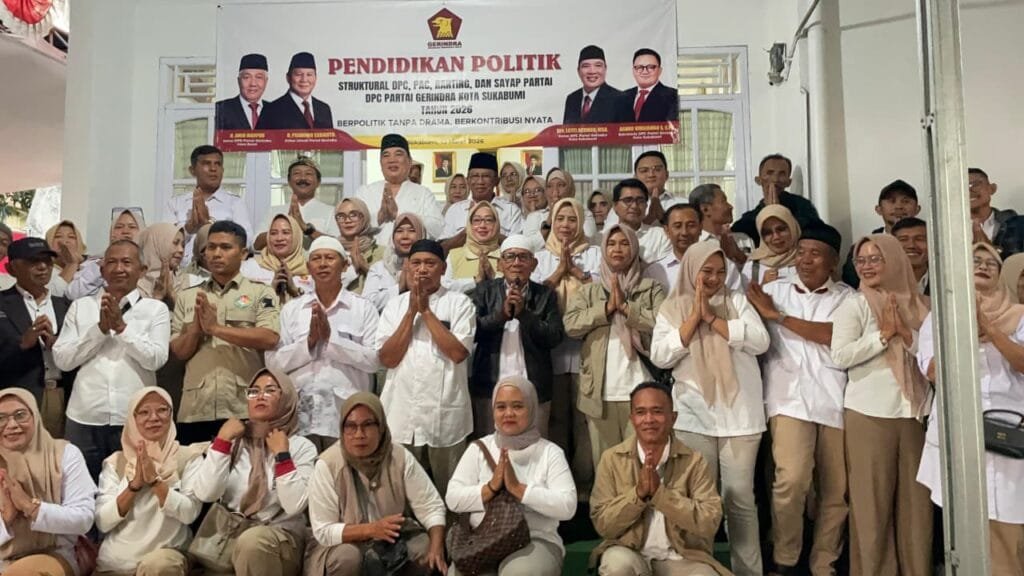 Ketua DPC Gerindra Kota Sukabumi Lutfi Achmad bersama kader saat kegiatan santunan Ramadan