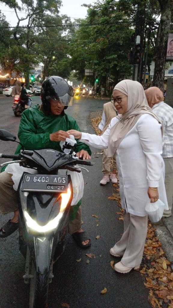 Ketua PIRA Kota Bandung Nunung Nurasiah saat pembagian takjil