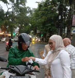 Ketua PIRA Kota Bandung Nunung Nurasiah saat pembagian takjil