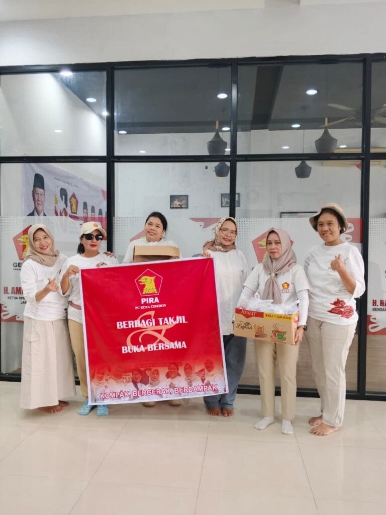Pengurus PC PIRA Kota Cirebon membagikan takjil kepada masyarakat di lingkungan DPC Gerindra Kota Cirebon
