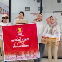 Pengurus PC PIRA Kota Cirebon membagikan takjil kepada masyarakat di lingkungan DPC Gerindra Kota Cirebon