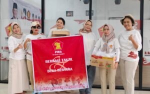 Pengurus PC PIRA Kota Cirebon membagikan takjil kepada masyarakat di lingkungan DPC Gerindra Kota Cirebon