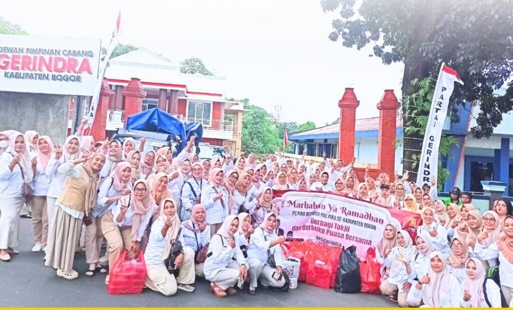 Pengurus PC PIRA Kabupaten Bogor membagikan takjil kepada masyarakat di kantor DPC Gerindra Kabupaten Bogor