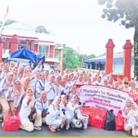 Pengurus PC PIRA Kabupaten Bogor membagikan takjil kepada masyarakat di kantor DPC Gerindra Kabupaten Bogor