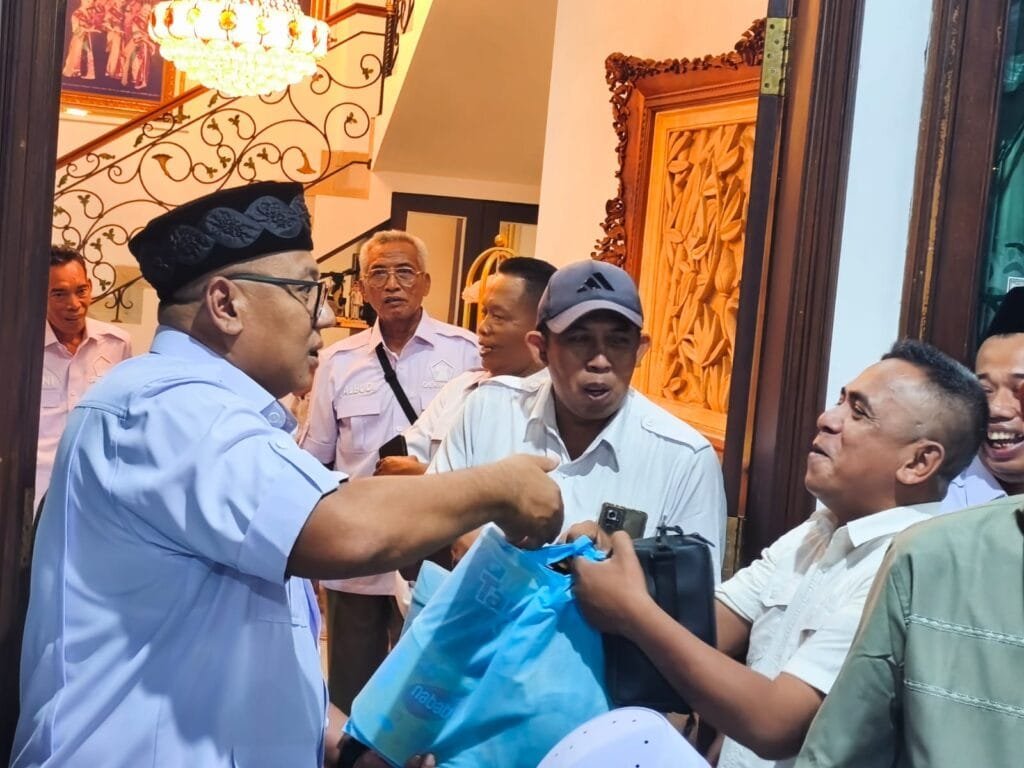 Pradi Supriatna membagikan paket Ramadhan kepada masyarakat saat reses di Depok