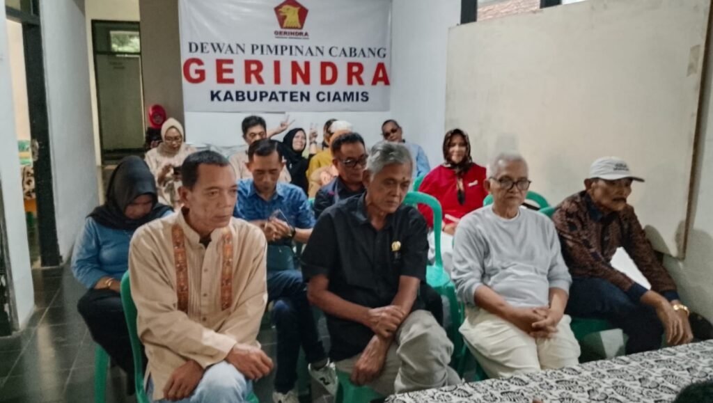 Pipin Arip Apilin Bersama Pengurus Gerindra Ciamis Saat Kegiatan Berbagi Takjil