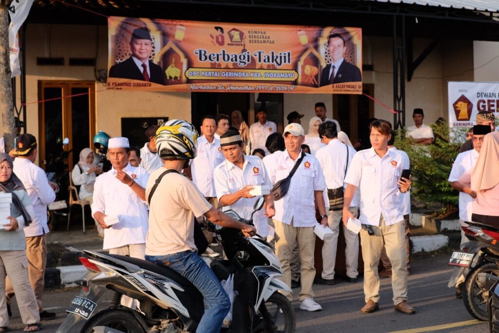 Pengurus DPC dan PAC Partai Gerindra Indramayu membagikan paket takjil kepada warga