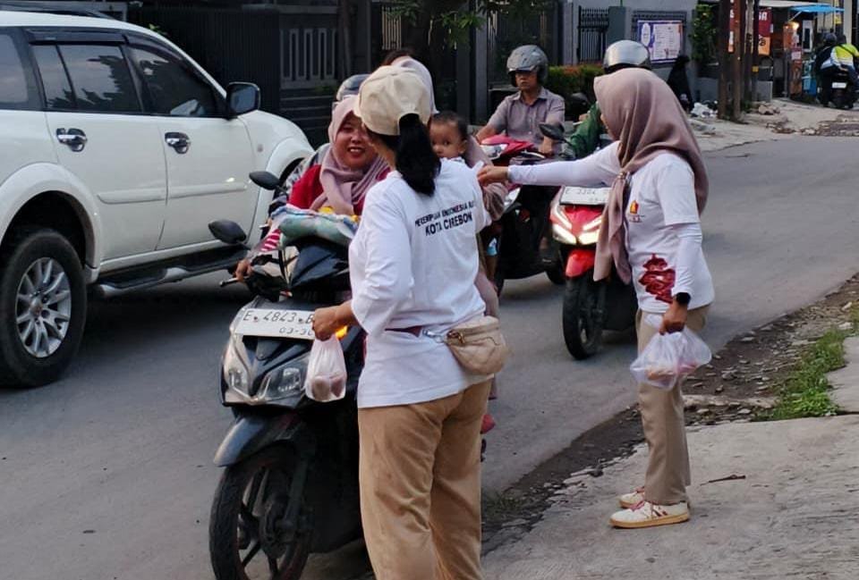 Ketua PIRA Kota Cirebon Maria Rosalinda bersama anggota PC PIRA saat kegiatan berbagi takjil