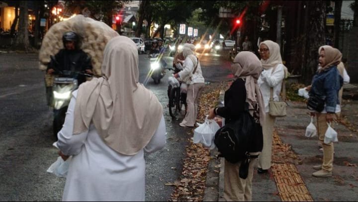 Pengurus PIRA Kota Bandung membagikan takjil Ramadan