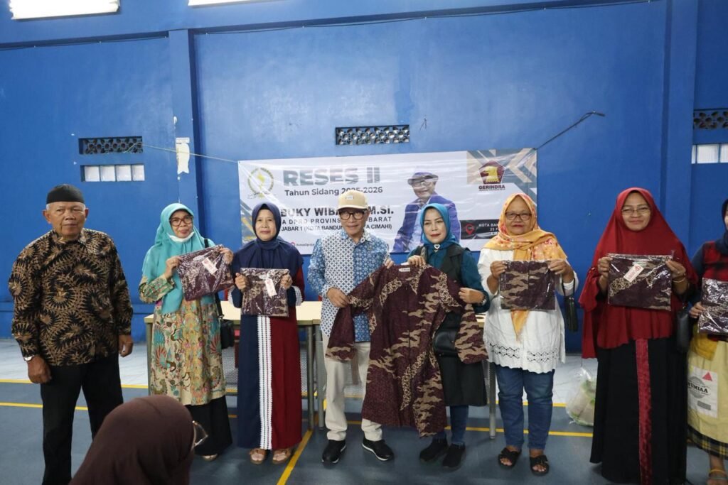 Buky Wibawa Karya Guna menyerahkan bantuan kepada warga saat reses DPRD Jawa Barat di Kelurahan Melong Cimahi