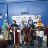 Buky Wibawa Karya Guna menyerahkan bantuan kepada warga saat reses DPRD Jawa Barat di Kelurahan Melong Cimahi