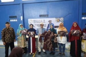 Buky Wibawa Karya Guna menyerahkan bantuan kepada warga saat reses DPRD Jawa Barat di Kelurahan Melong Cimahi