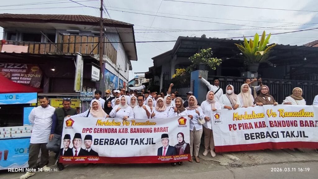 Wakil Ketua DPRD KBB Pipih Supriati bersama kader Gerindra saat kegiatan buka puasa