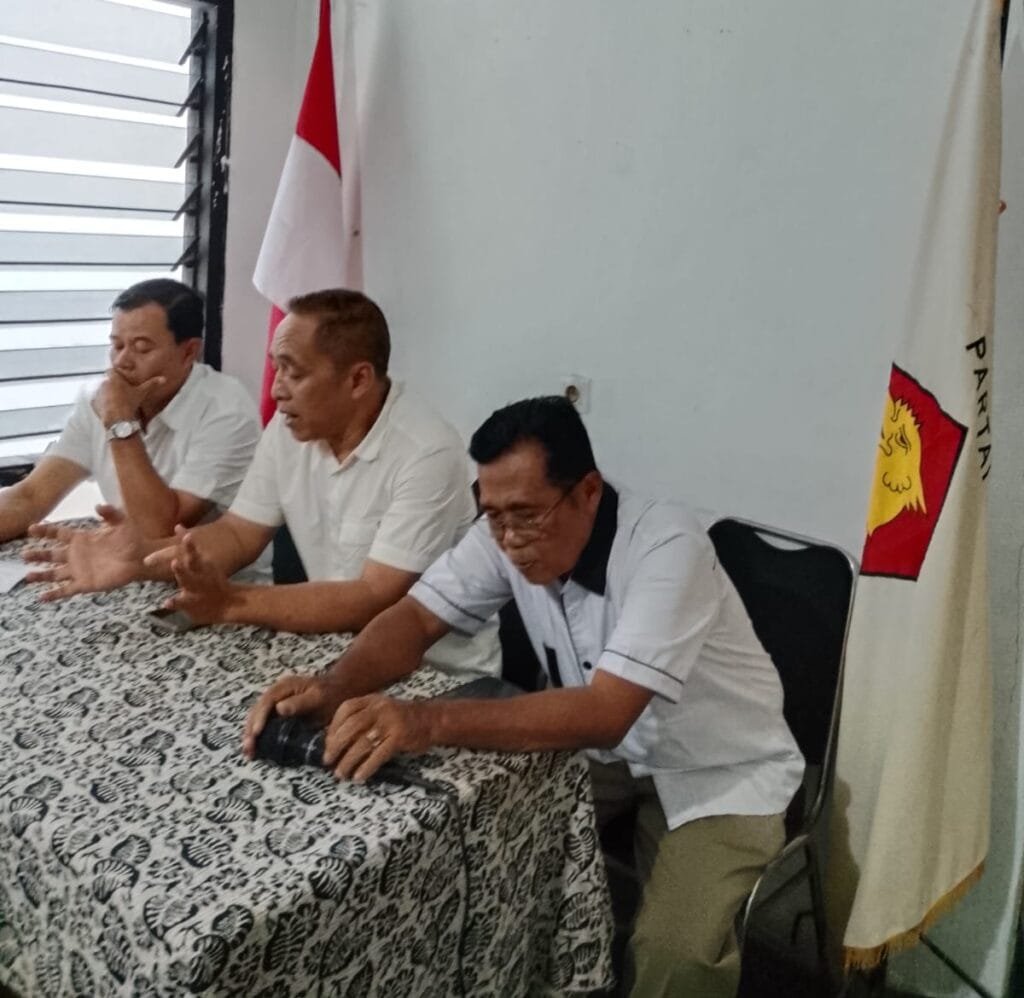 Ketua DPC Gerindra Ciamis Pipin Arip Apilin bersama pengurus saat kegiatan berbagi takjil