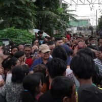 Prabowo Subianto menyapa warga dalam kunjungan mendadak di Senen Jakarta