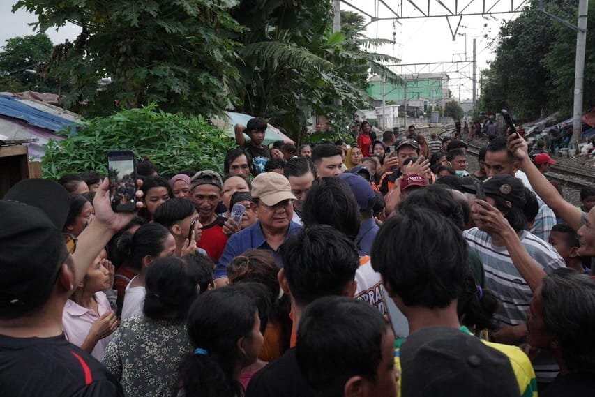Prabowo Subianto menyapa warga dalam kunjungan mendadak di Senen Jakarta