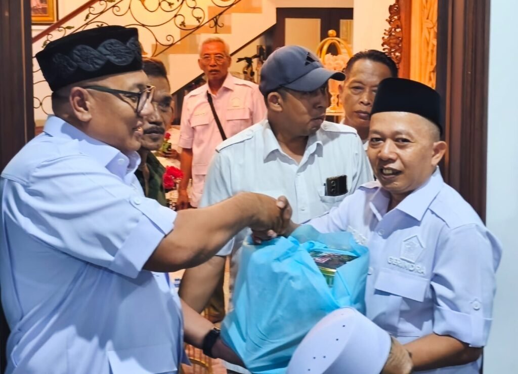 Pembagian paket Ramadhan kepada kader Gerindra dan masyarakat dalam reses Pradi Supriatna