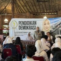 Prasetyawati Berikan Pendidikan Politik kepada Siswa SMA