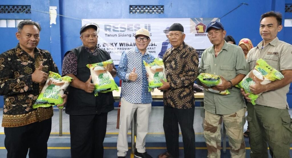 Buky Wibawa Karya Guna saat reses DPRD Jawa Barat bersama warga RW 23 Kelurahan Melong Kota Cimahi