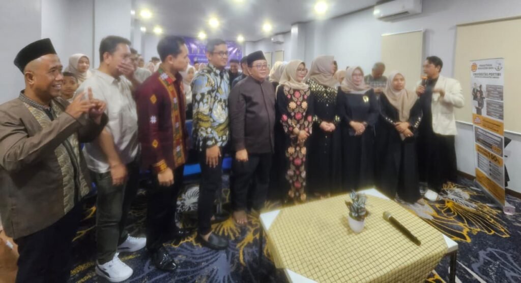 Ricky Kurniawan berdialog dengan kepala sekolah dalam kegiatan Forum SMK di Sentul Bogor