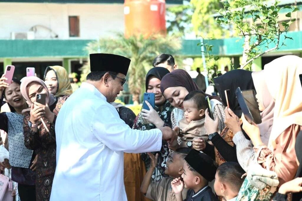 Warga Aceh Tamiang melaksanakan shalat Id di kawasan hunian sementara