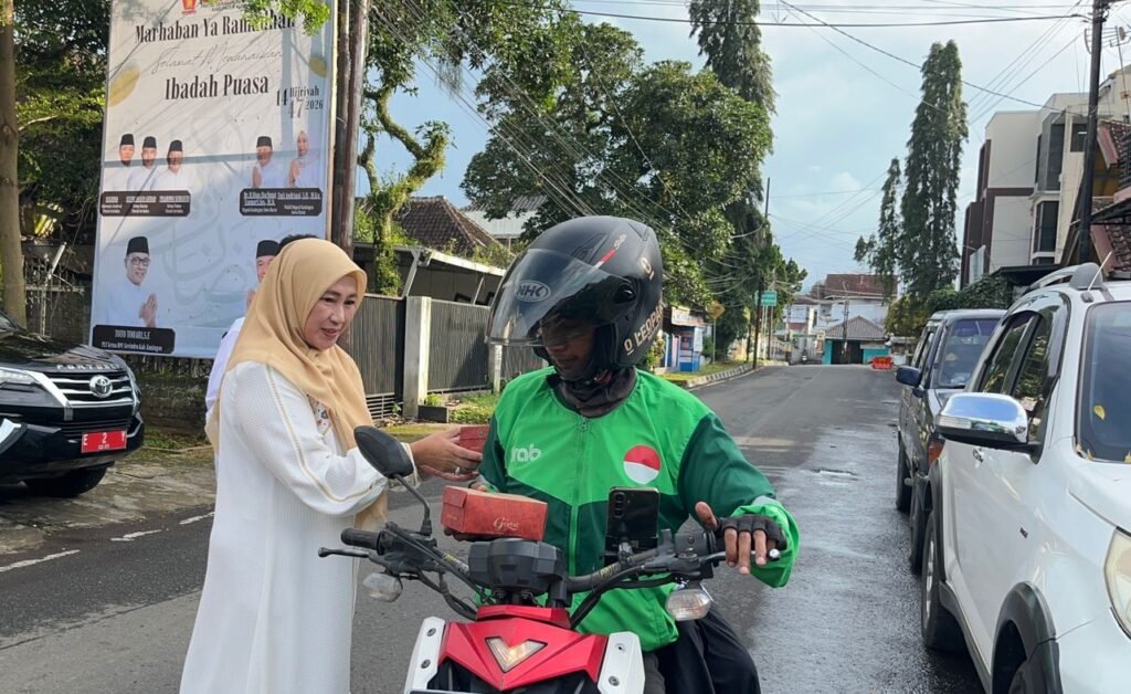 Wakil Bupati Kuningan Tuti Andriani menghadiri kegiatan berbagi takjil bersama kader Gerindra Kuningan