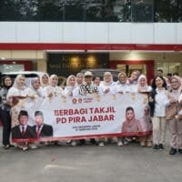 Gerindra Jabar berbagi takjil kepada masyarakat di bulan Ramadan