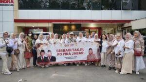 Gerindra Jabar berbagi takjil kepada masyarakat di bulan Ramadan