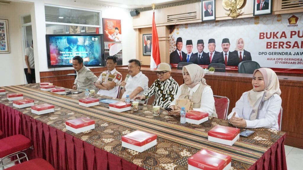 Abdul Harris Bobihoe saat kegiatan Gerindra Jabar berbagi takjil