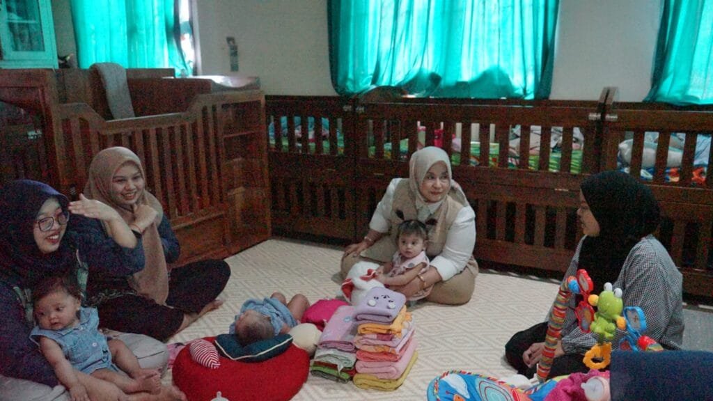 Prasetyawati meninjau ruang perawatan bayi di PABS Muhammadiyah Sukajadi