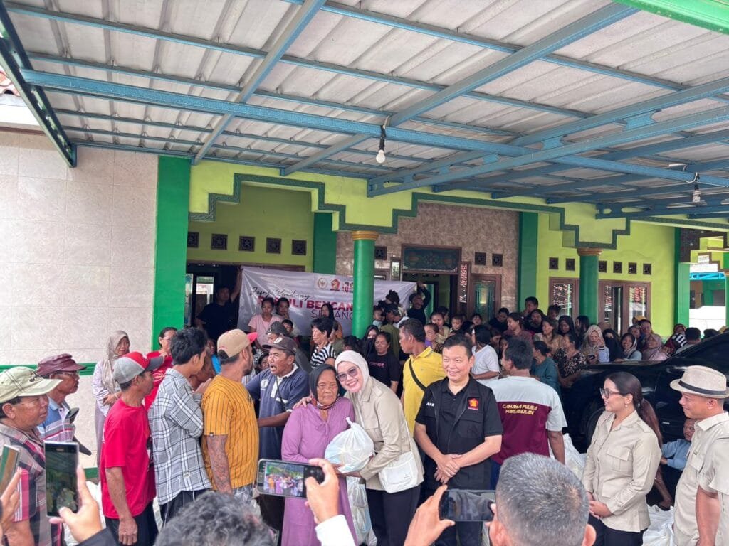 Penyaluran bantuan Gerindra kepada warga terdampak banjir Pantura di Desa Mulyasari Subang