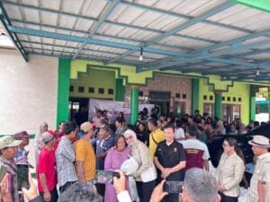 Penyaluran bantuan Gerindra kepada warga terdampak banjir Pantura di Desa Mulyasari Subang