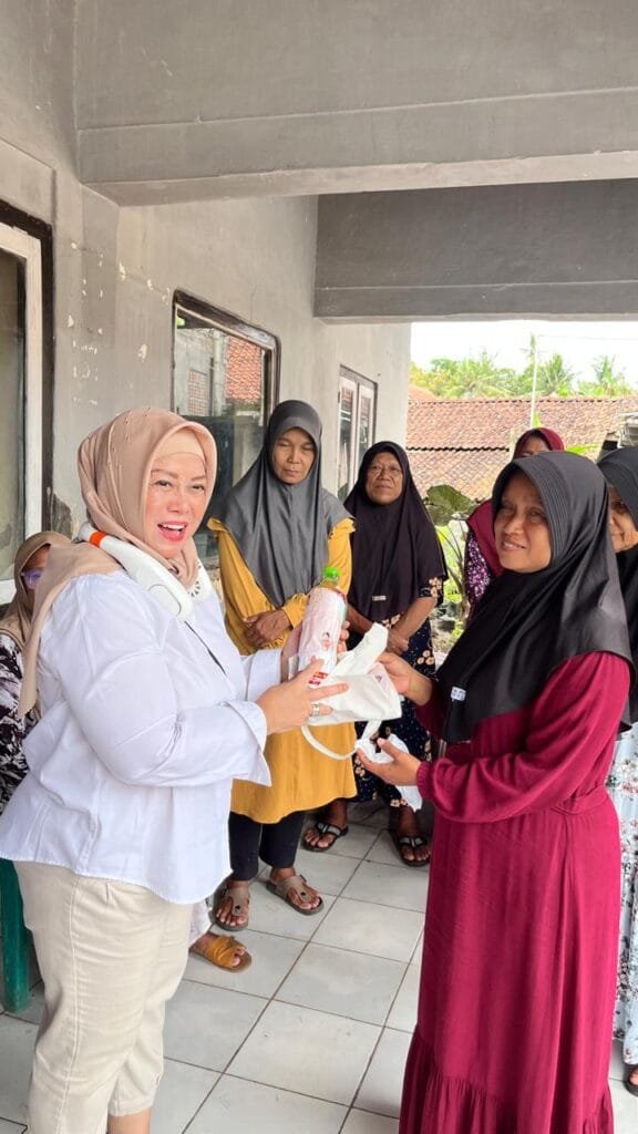 Tina Wiryawati saat kegiatan pemeriksaan kesehatan gratis bagi warga Desa Puwasari Kecamatan Banjarsari Ciamis