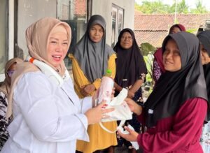 Tina Wiryawati saat kegiatan pemeriksaan kesehatan gratis bagi warga Desa Puwasari Kecamatan Banjarsari Ciamis