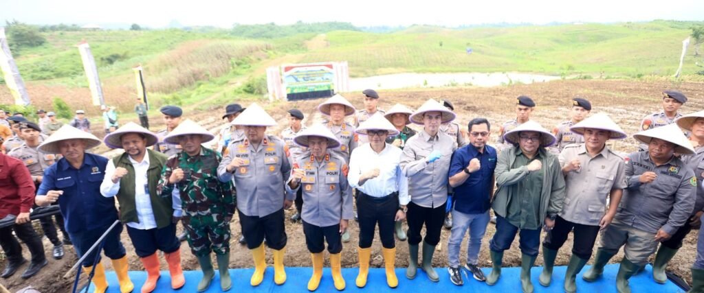 Perwakilan instansi pemerintah dan daerah mengikuti kegiatan tanam raya jagung di Sumedang