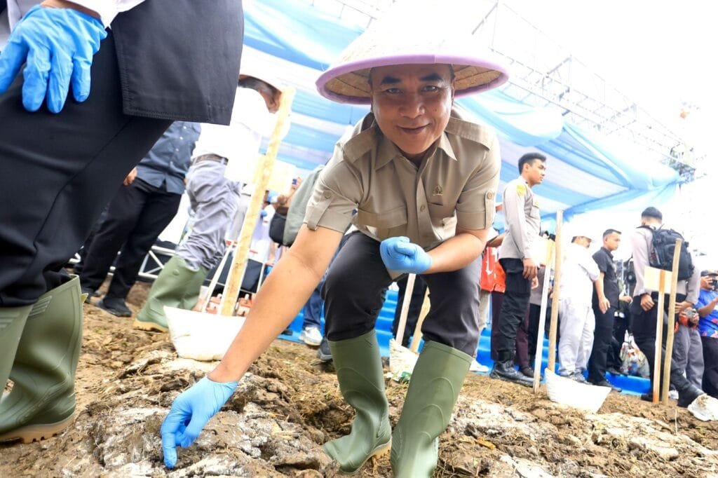 Heri Ukasah Kegiatan tanam raya jagung serentak di Desa Palabuan Kabupaten Sumedang untuk mendukung swasembada pangan