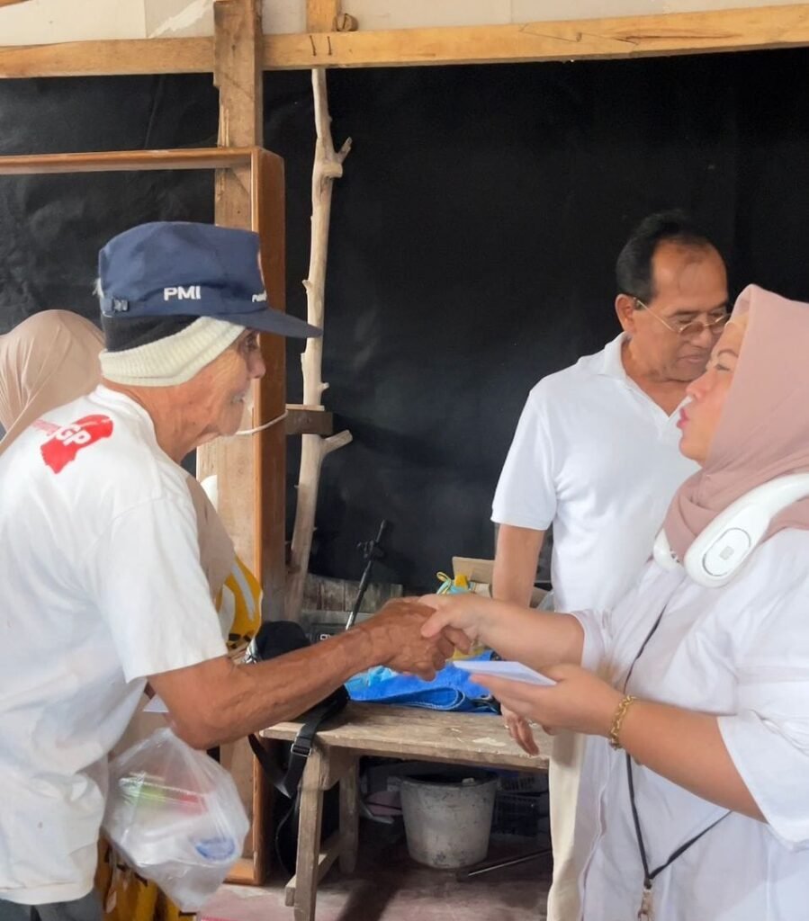 Tina Wiryawati memberikan santunan kepada lansia dalam kegiatan buka bersama di Pangandaran