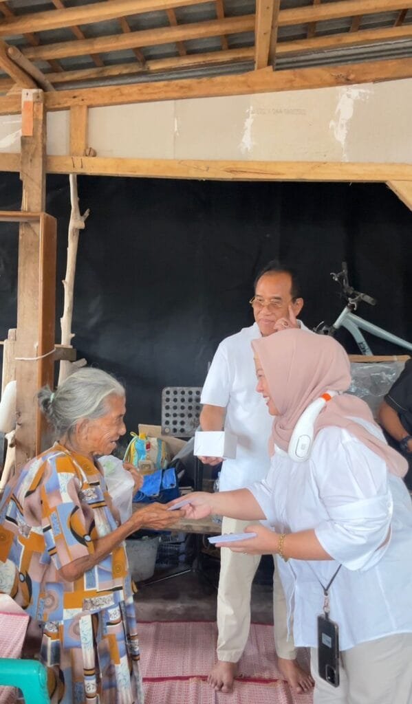 Tina Wiryawati bersama anak yatim dan warga saat kegiatan buka puasa bersama di Pangandaran